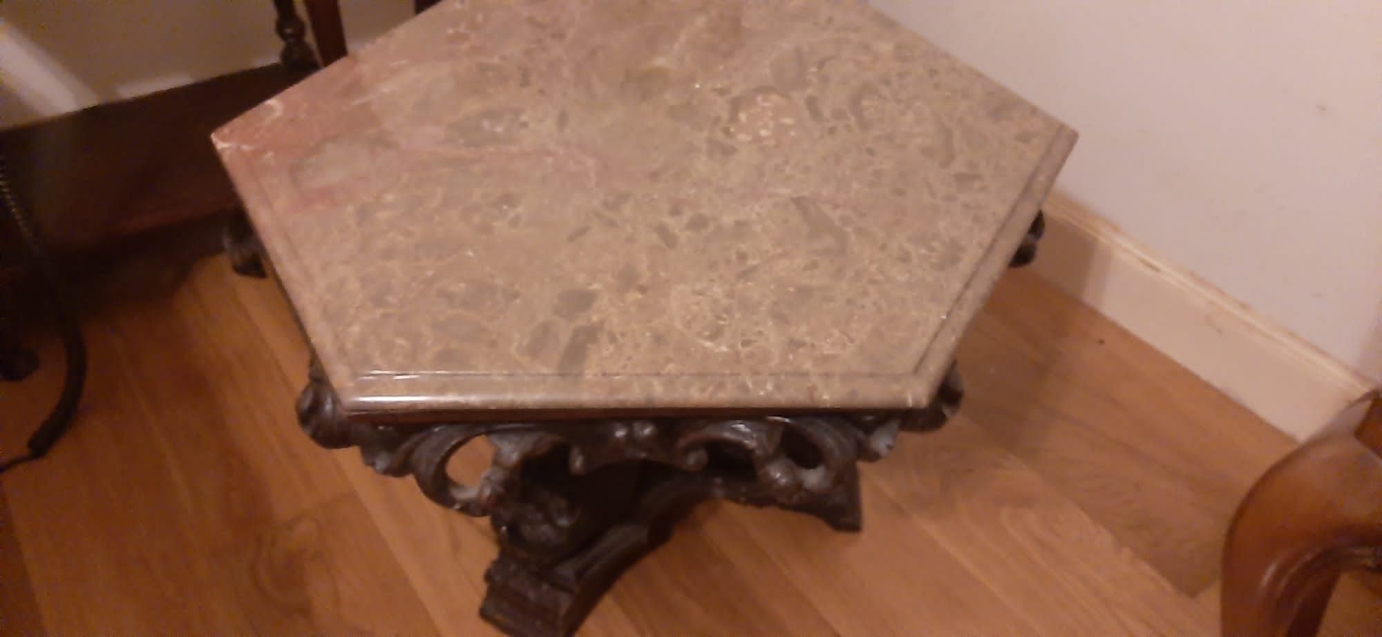 Mesa de madeira entalhada com tampo em mármore