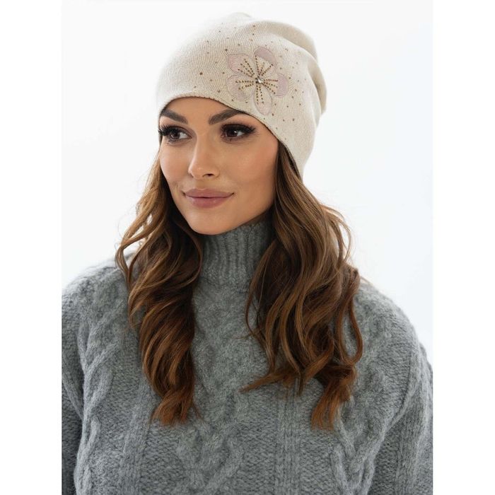 beżowa czapka damska marszczona z haftem i kryształkami - peterson