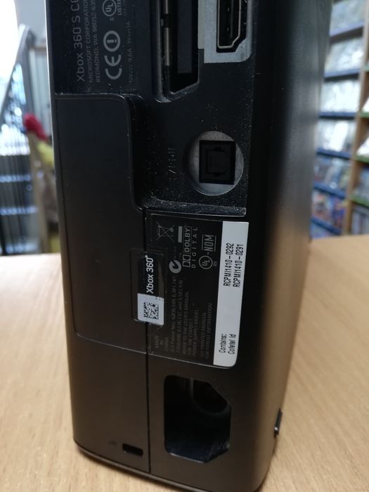 Konsola Xbox 360 Slim Bez Pada i Okablowania