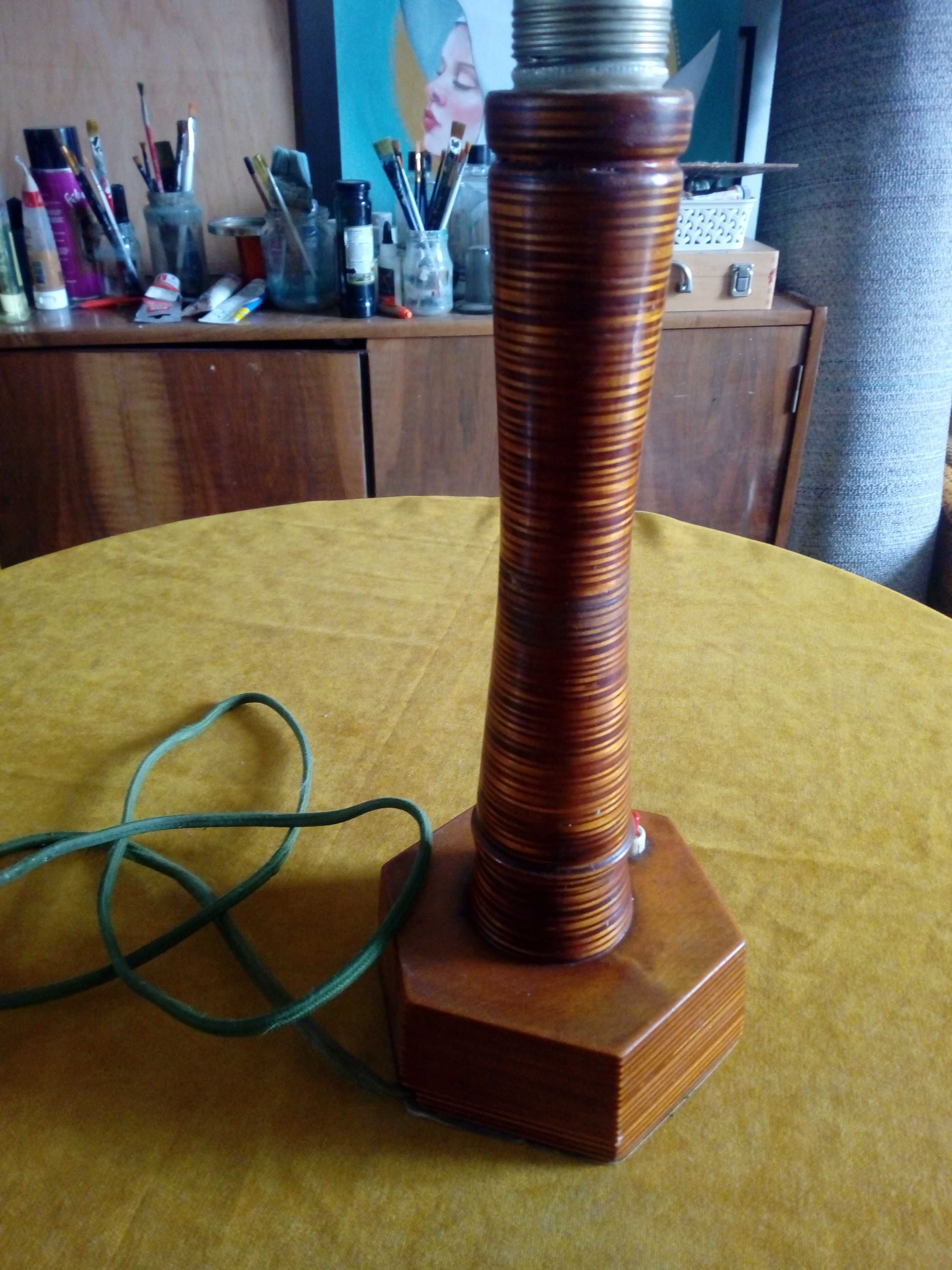Drewniana lampa stołowa