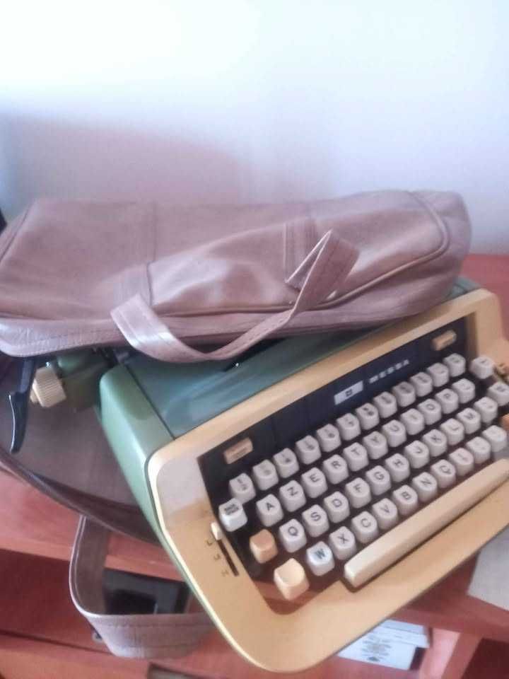 Maquina escrever antiga, com bolsa