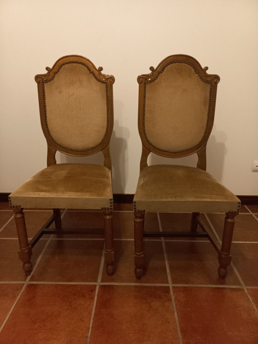 Cadeiras em madeira de castanho com tecido