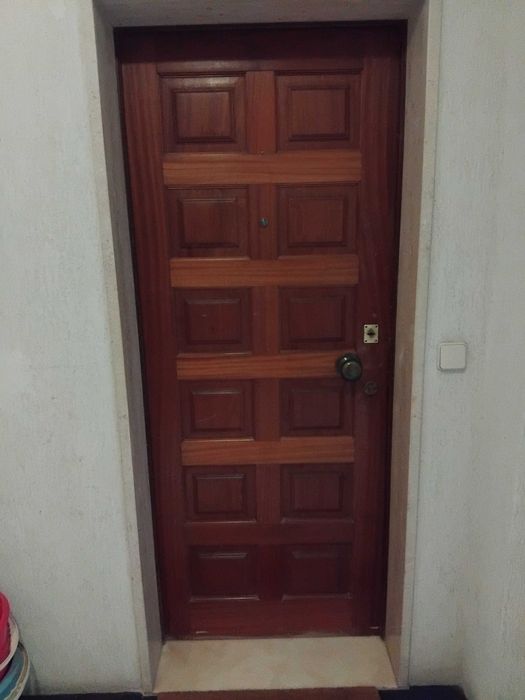 Porta de entrada usada de madeira com 3 chaves