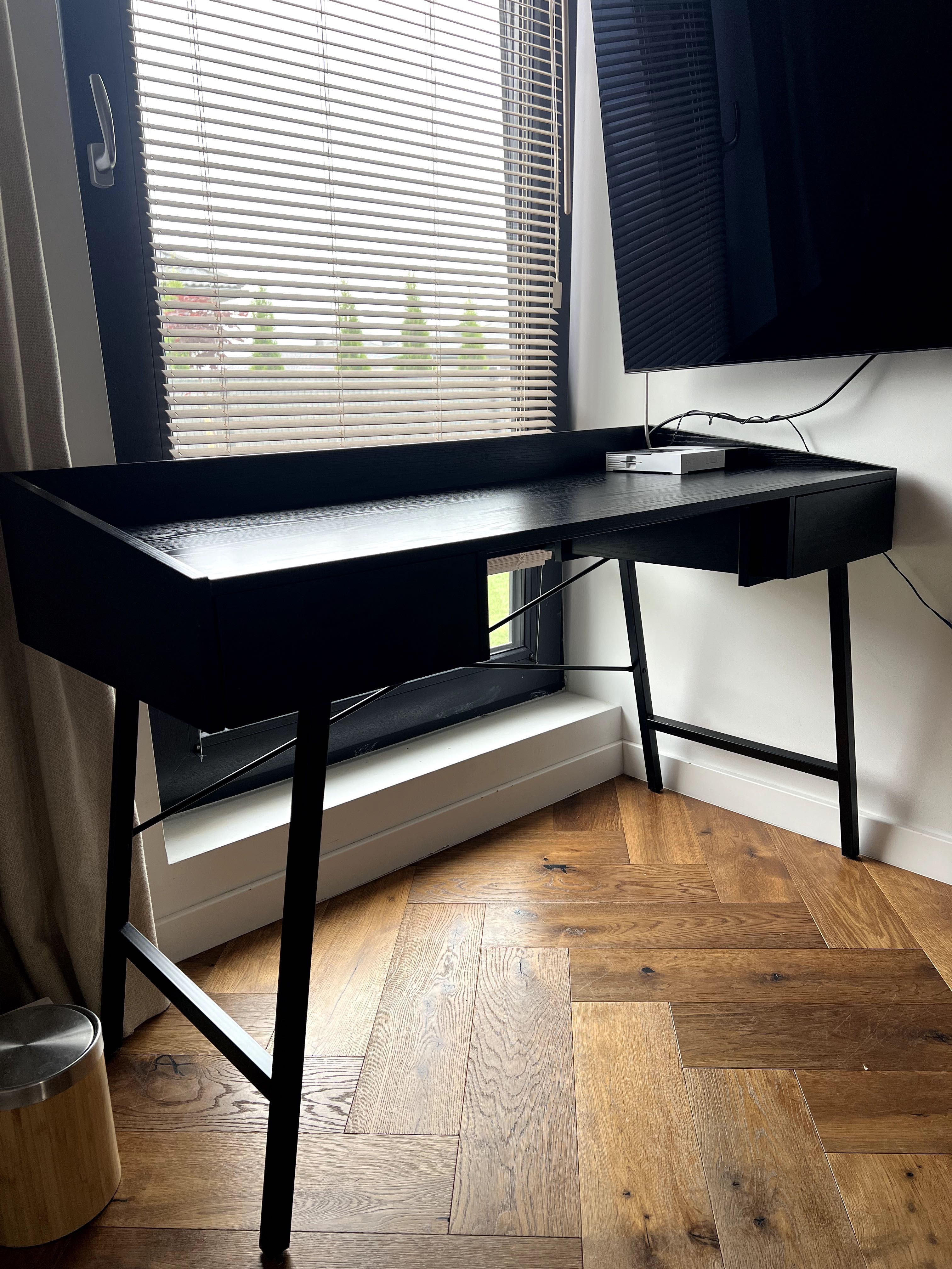 Minimalistyczne,  designerskie, czarne biurko z szufladami