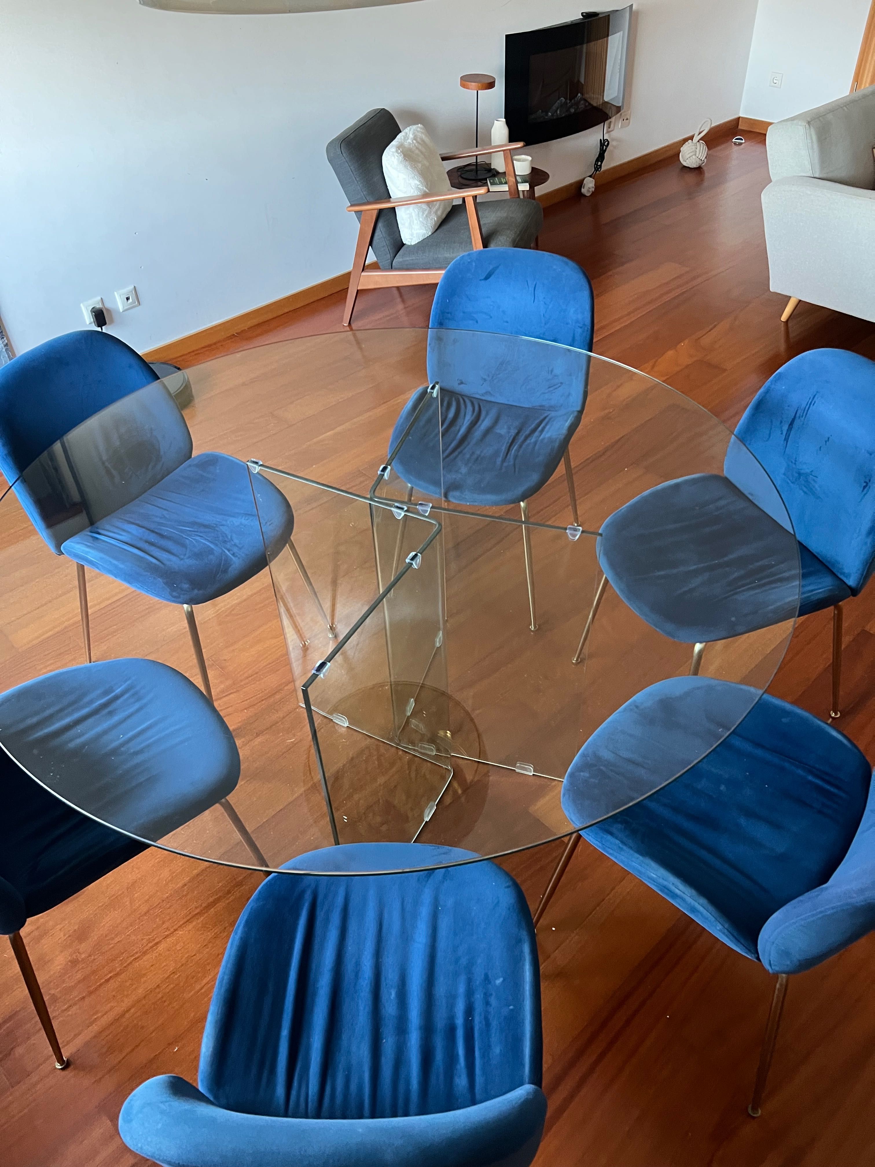 Mesa em vidro com cadeiras