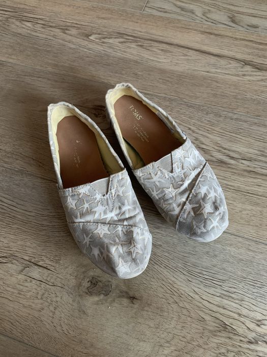 Beżowe materiałowe buty wsuwane mokasyny w gwiazdki rozmiar 36,5 Toms