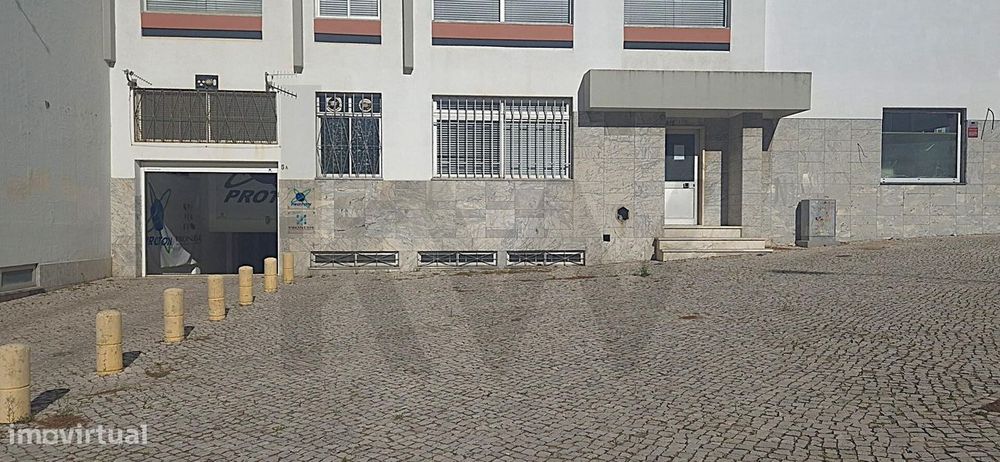 Armazém / Garagem em Linda-a-Velha