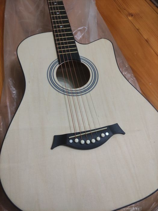 Акустична шести струнна гітара