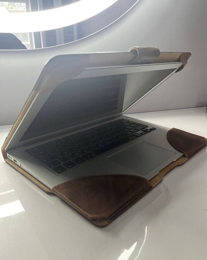 Кожаный чехол накладка на MacBook 13.9
