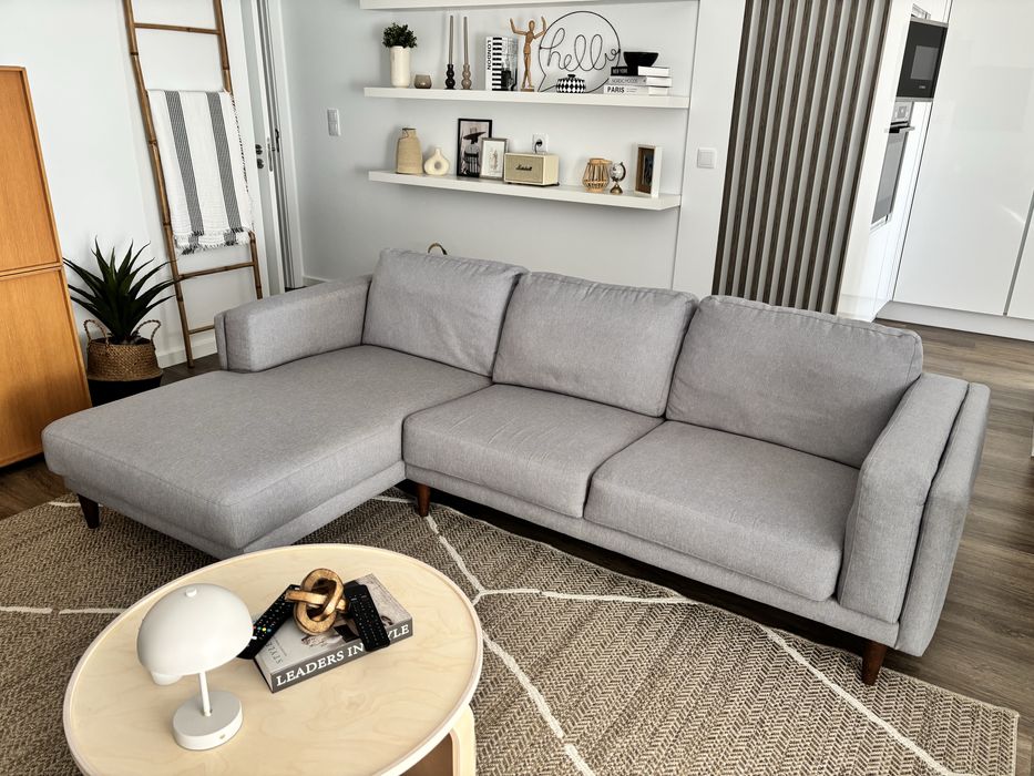 Sofá chaise long em cinzento de 3 lugares