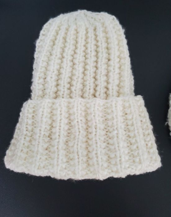 Шапка жіноча біні і  з бомбоном