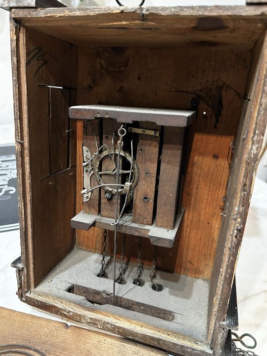 Stary zegar wiszacy z XIX w
