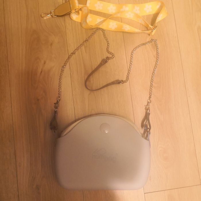 Torebka Humbag mini Nowa jasna szara łańcuszek i szeroki pas