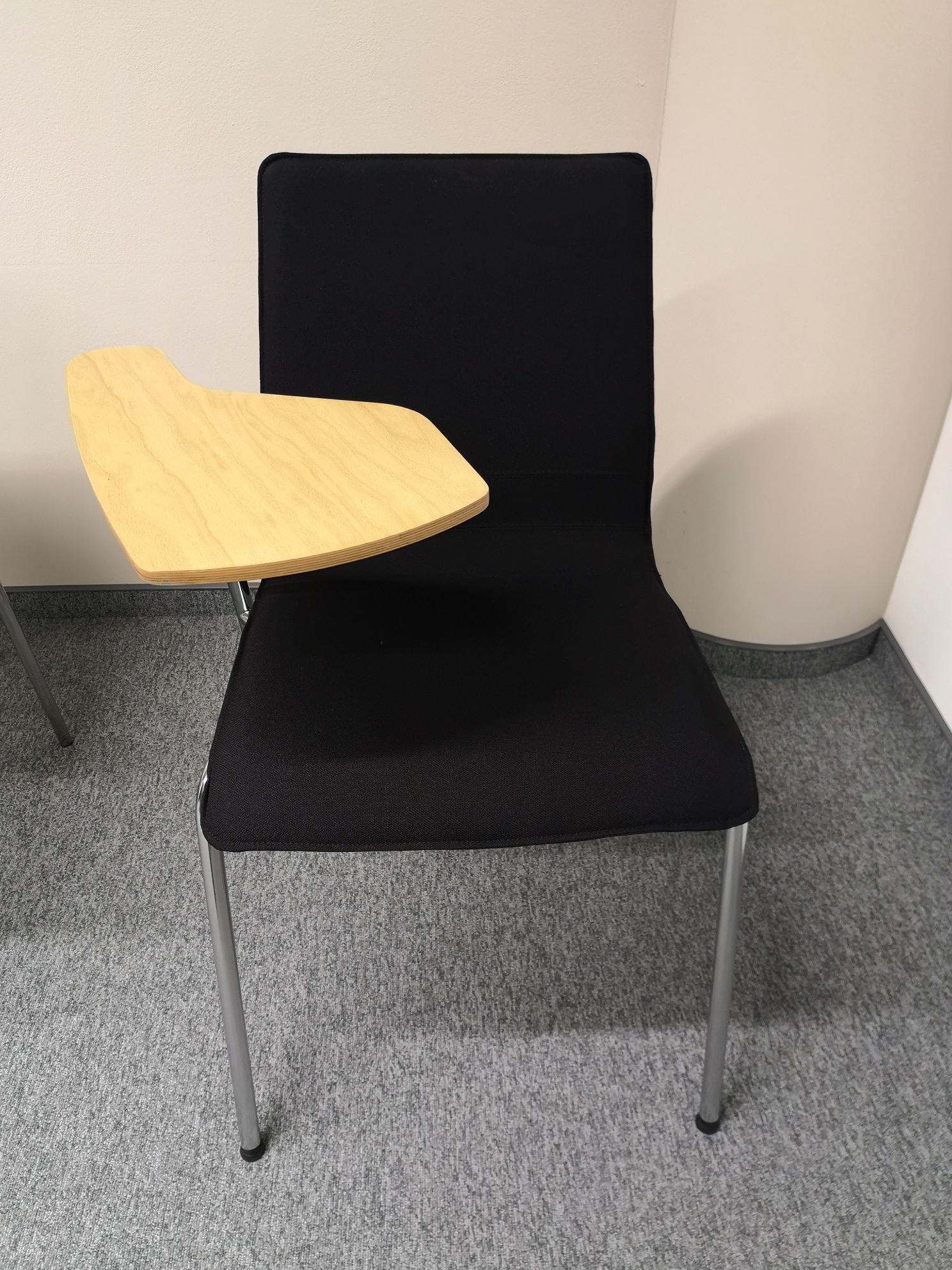 Krzesło na czterech nogach z rozkładanym stolikiem