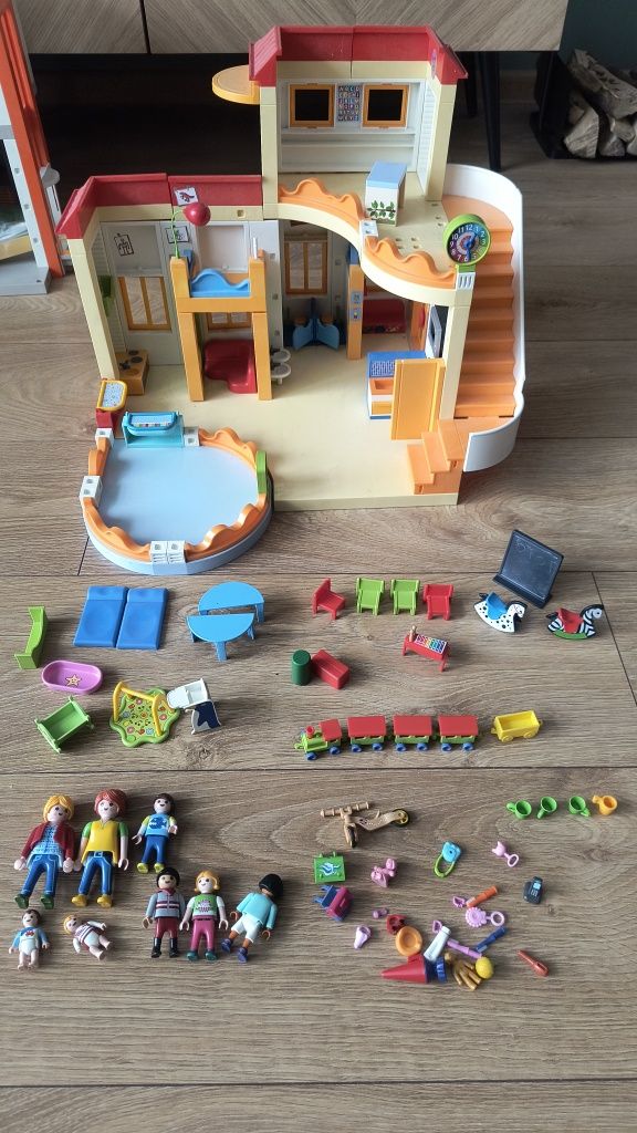 Playmobile dwa zestawy Przedszkole 5567 plus żłobek