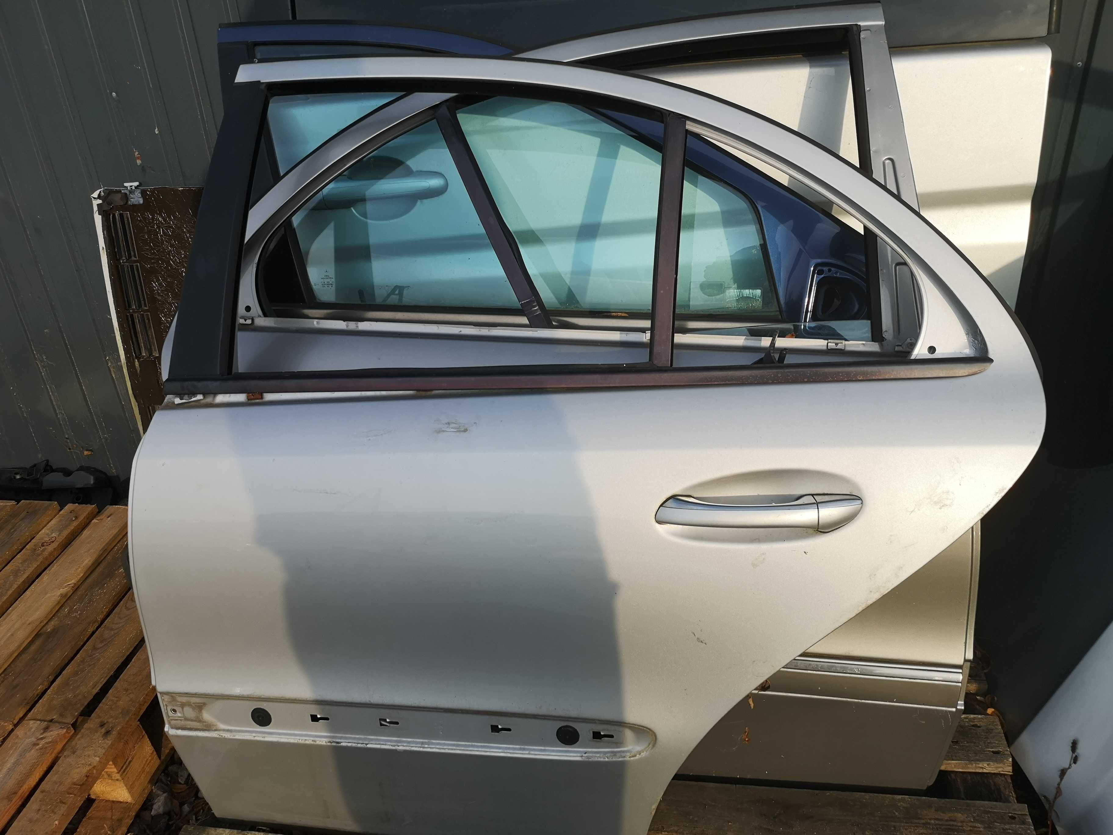 Drzwi lewe tylne tył Mercedes W211 sedan