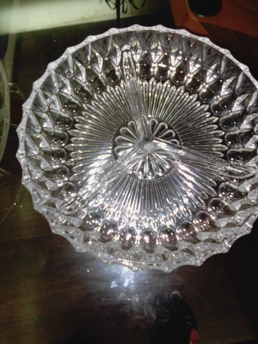 Pratos de aperitivos de vidro e bomboneiras de cristal