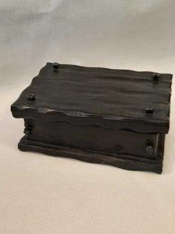Piękna drewniana szkatułka/puzderko z metalowymi dekoracjami