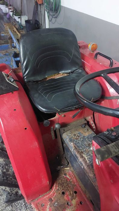 Trator pequeno sem matrícula