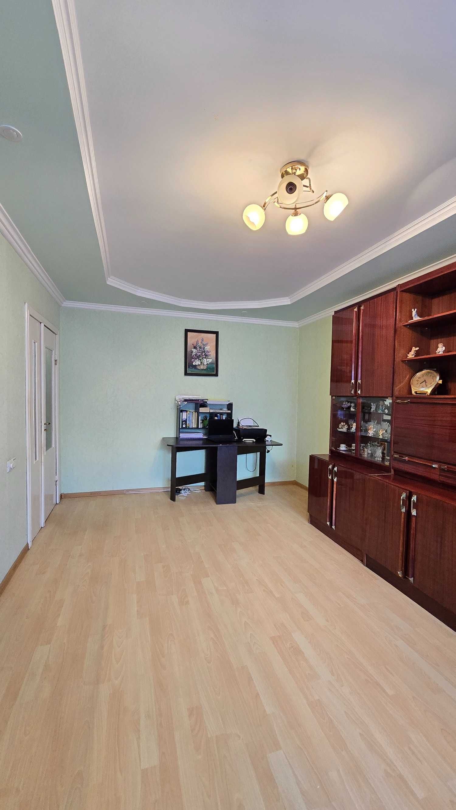 Продається 4-кімнатна квартира ЧЕШКА, вул. Достоєвського, 2