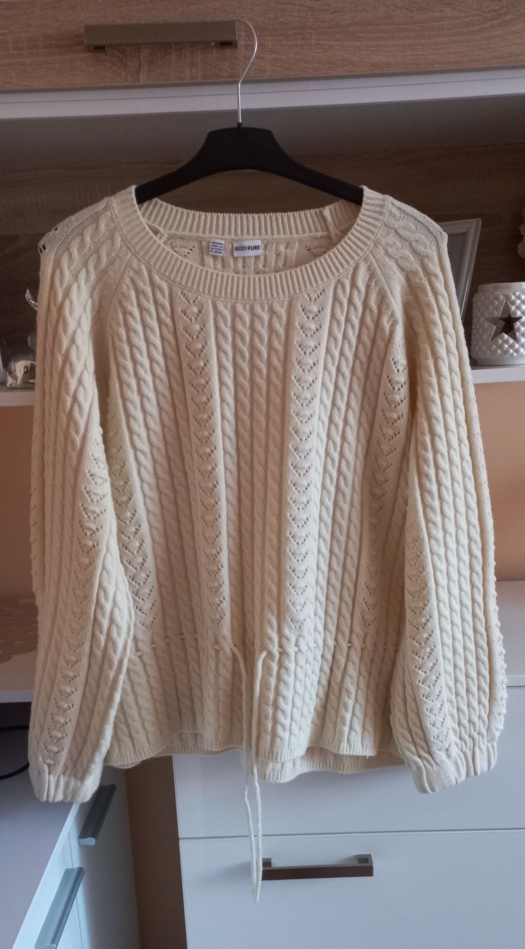 Sweter wzór warkocze 48