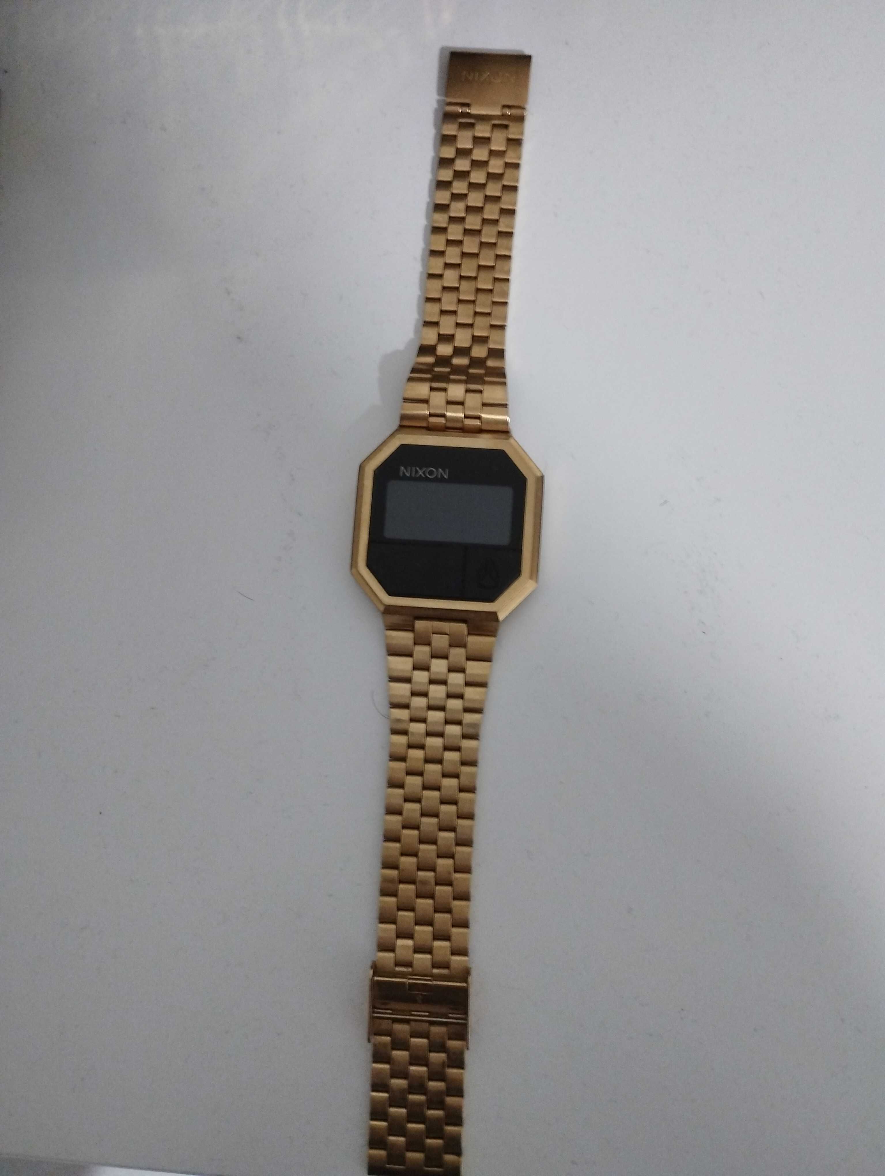Relógio Nixon dourado