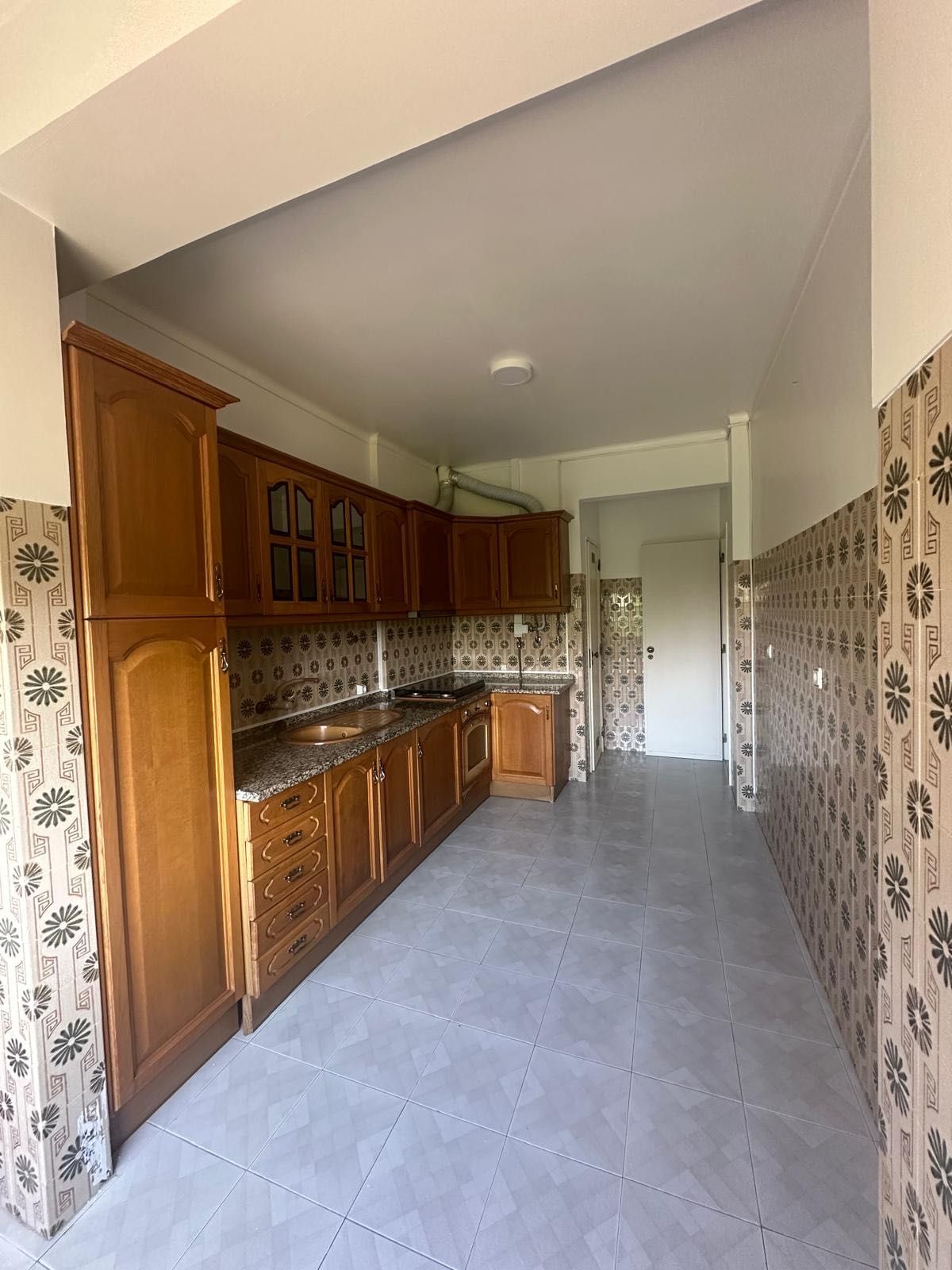 Aluga-se T3 em Massama - 1500€