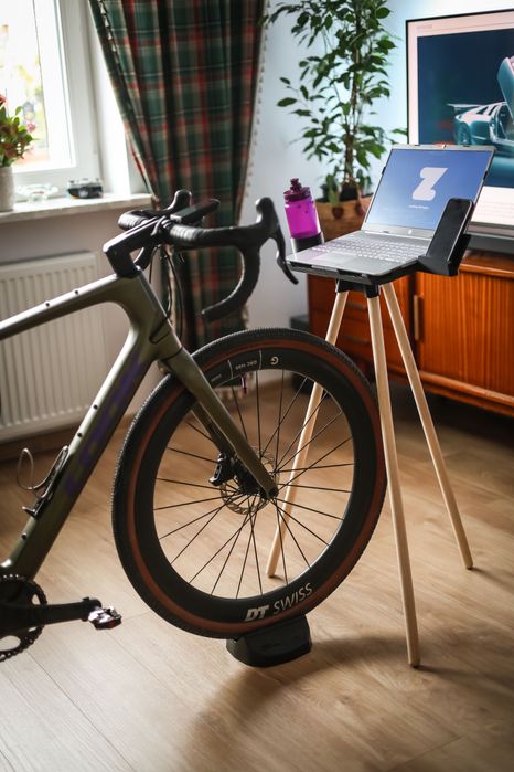 stolik trójnóg tripod laptop trenażer zwift wahoo elite
