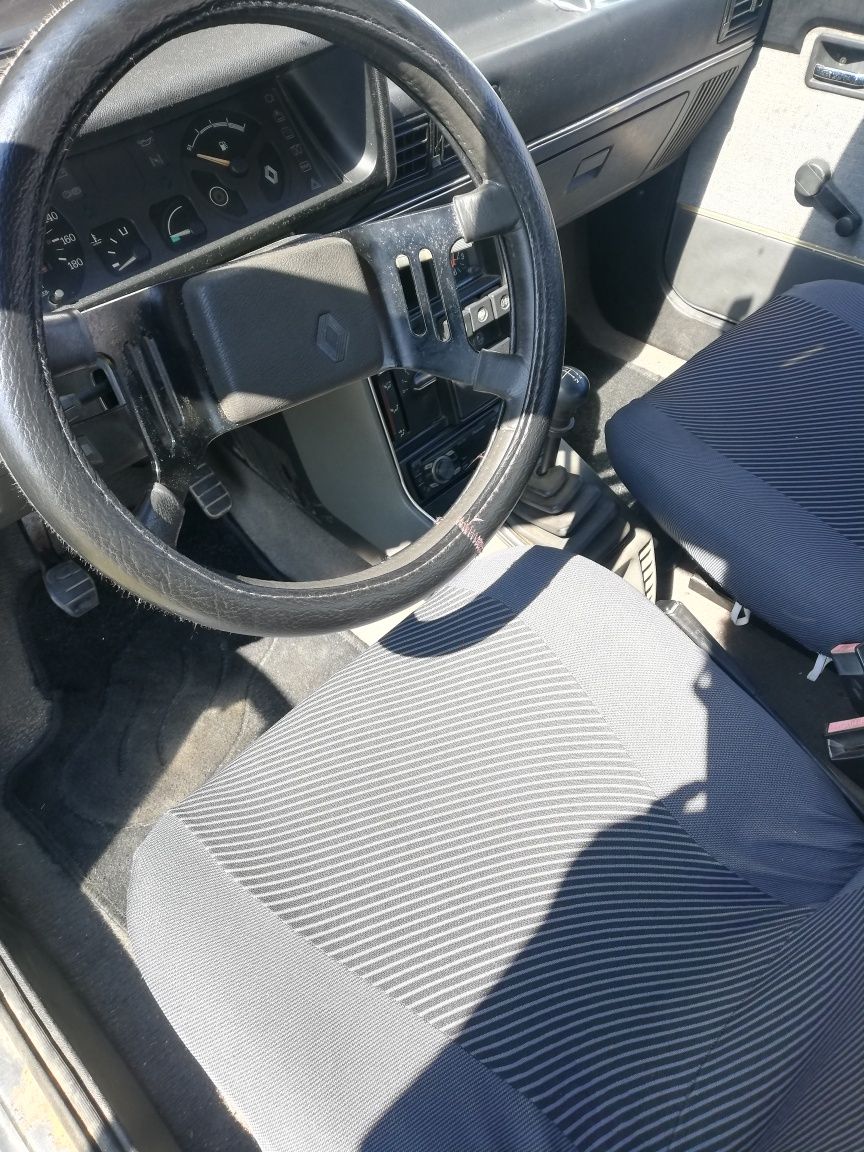 Renault 9       .