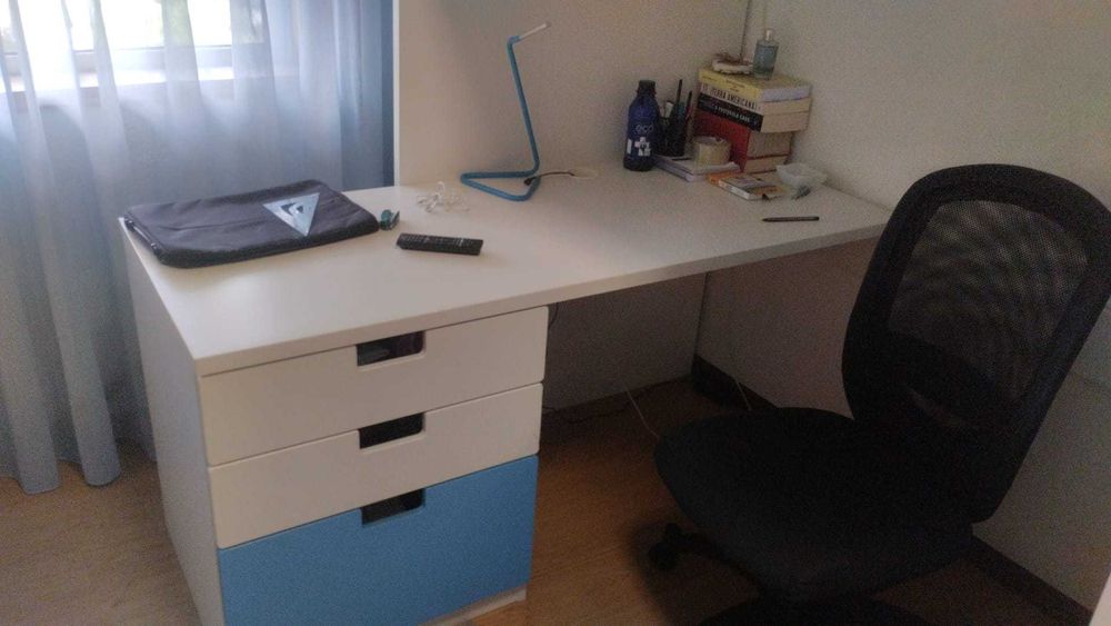 cama alta branca e azul SMÅSTAD
