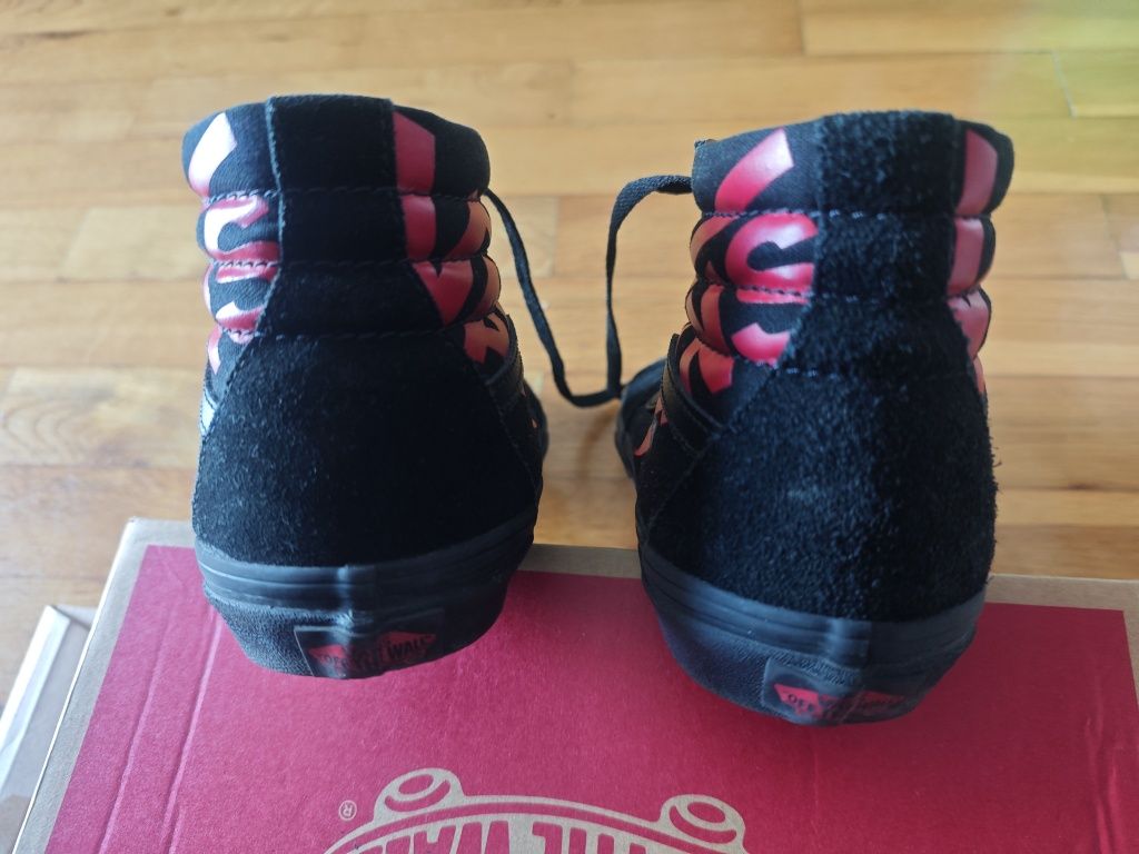 Sapatilhas sk8-HI pretas e vermelhas da Vans com estampagem