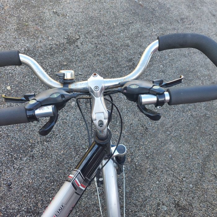 Продам алюмінієвий трекінговий велосипед.