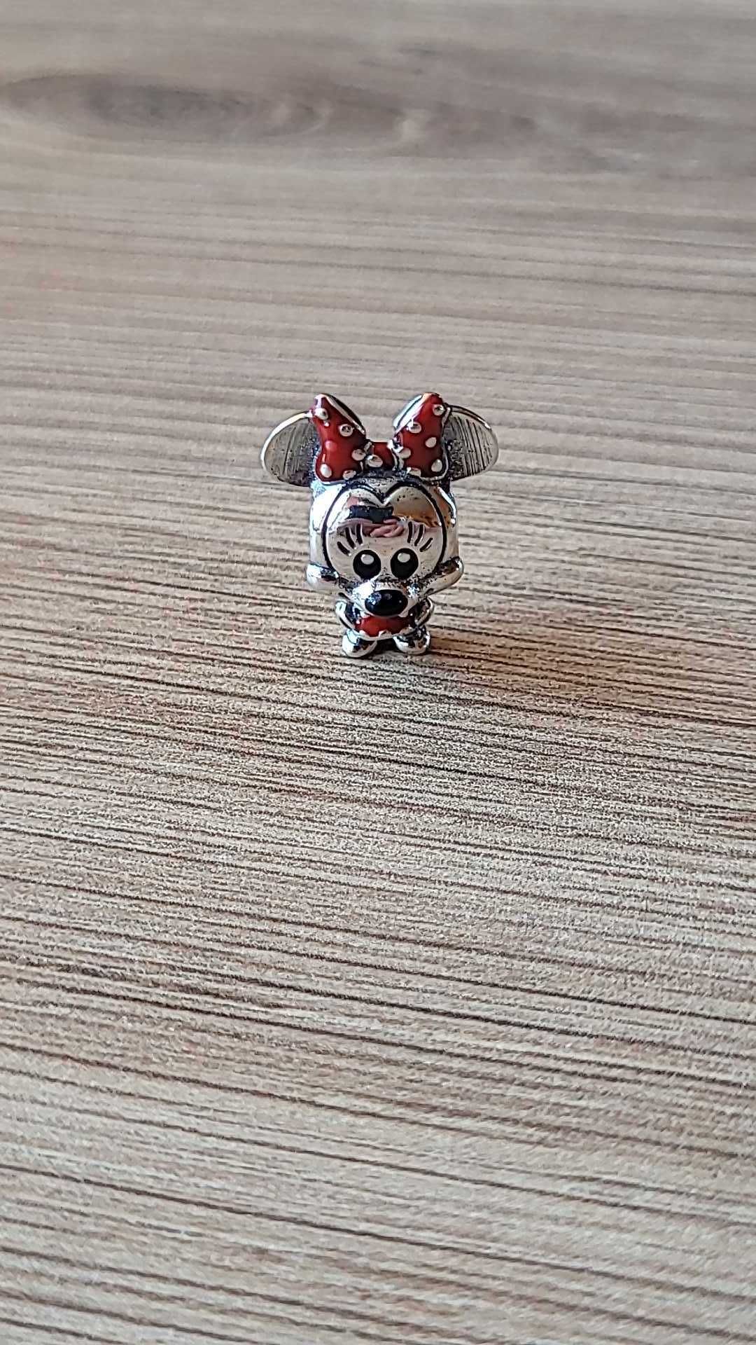 Charms Myszka Minnie z sukienką i kokardą Disney