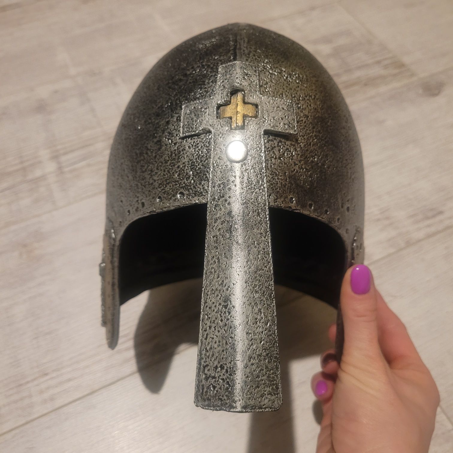 Srebrny hełm rycerski, rycerz, strój