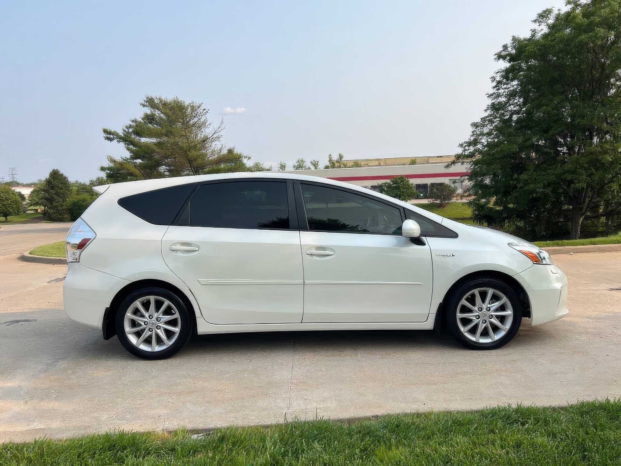 2013 Toyota Prius v Five