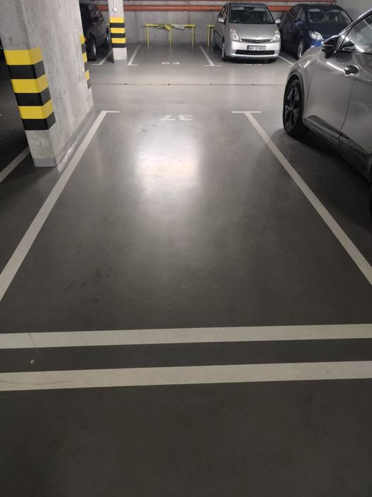 Słoneczny pokój ,  2 x łazienka,  ochrona 24 h , parkingi .