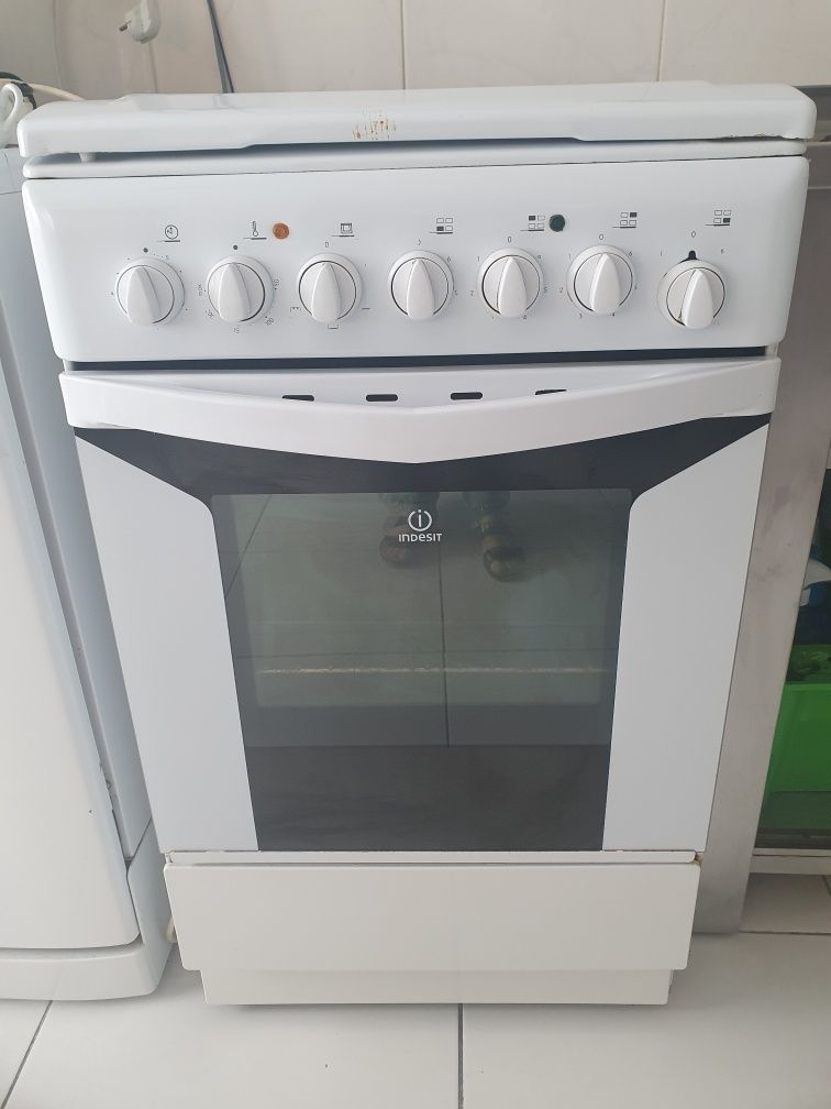 Fogão e forno elétrico 4 bocas indesit