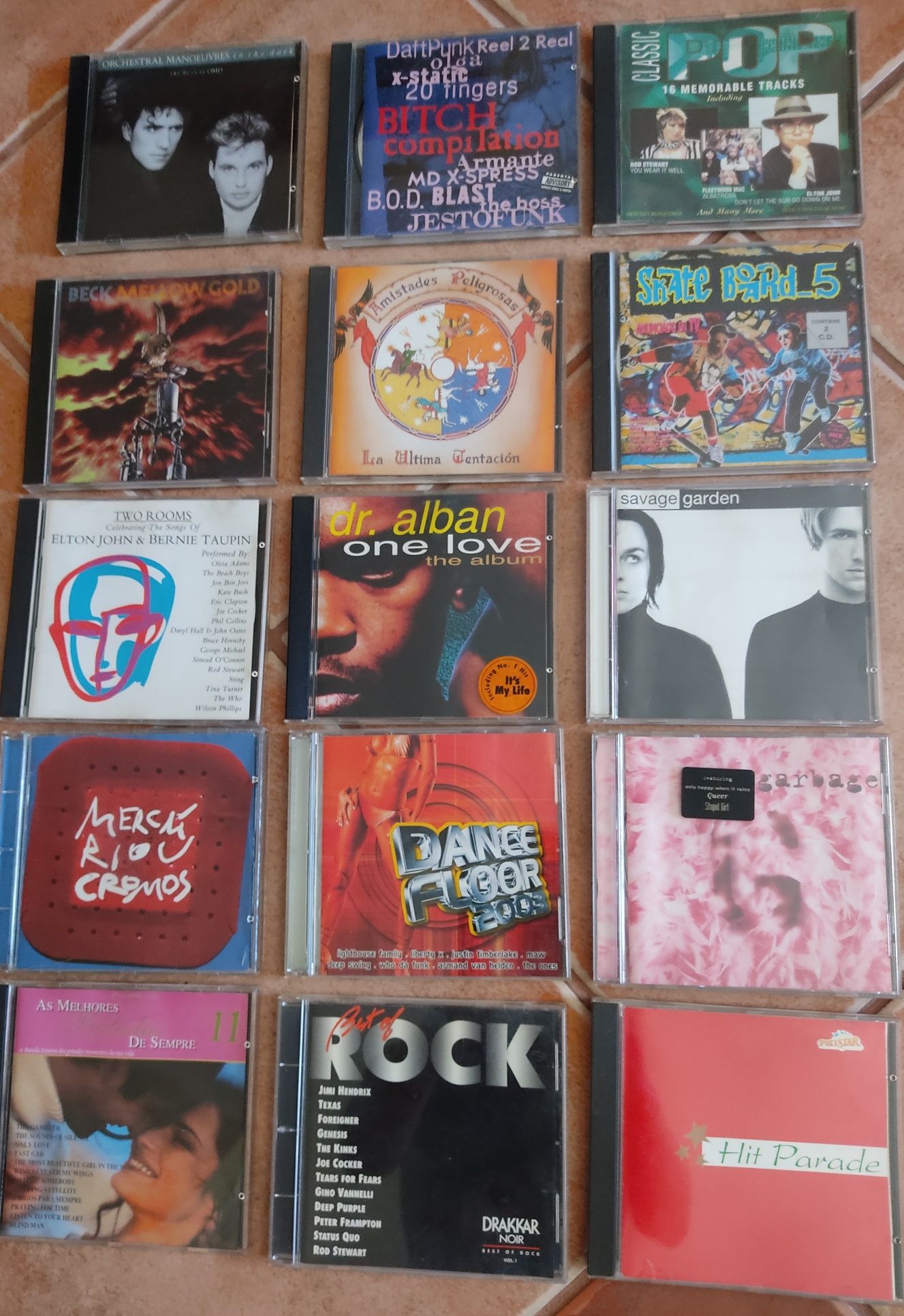 Vários CD de música.