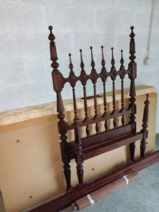 Cama de solteiro vintage em madeira maciça de castanho com estrado e c