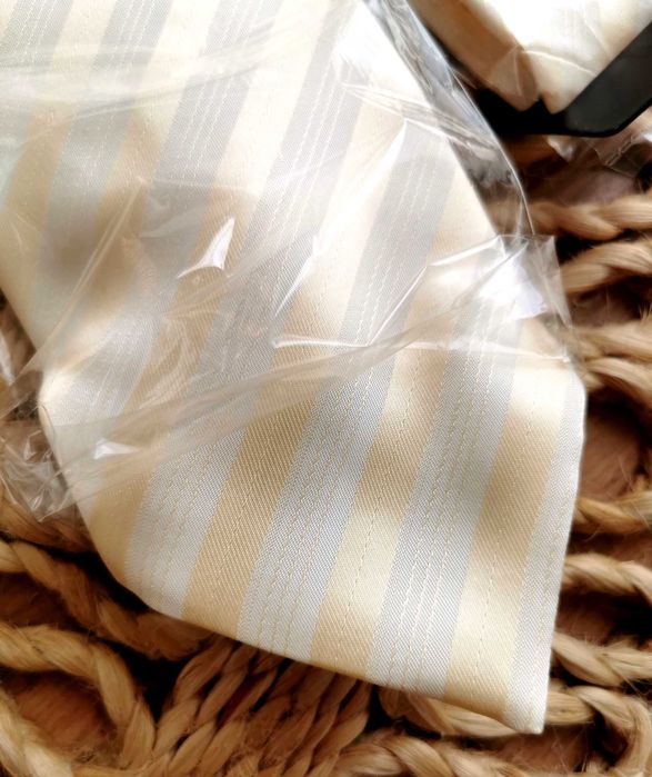 Kremowo-żółty krawat w paski