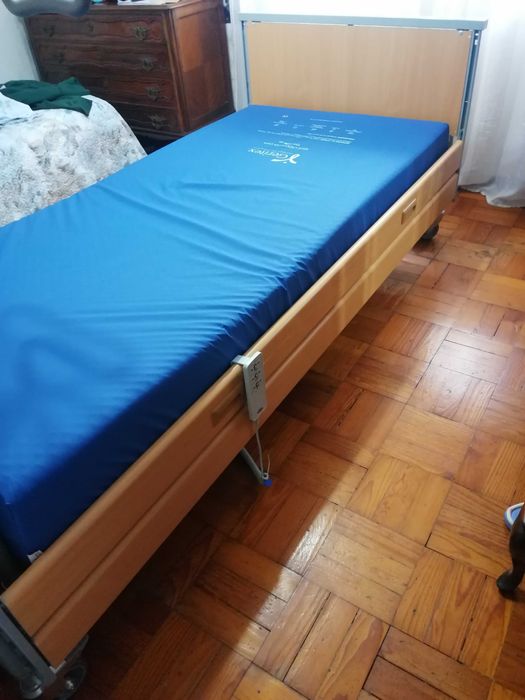 Cama elevatória elétrica Invacare e colchão antiescara. Menos 6 meses