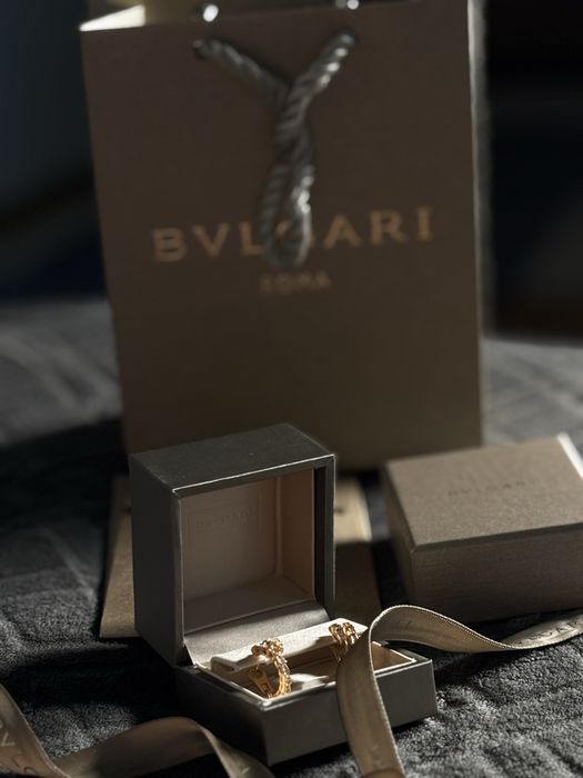 Kolczyki Bvlgari w złotym kolorze