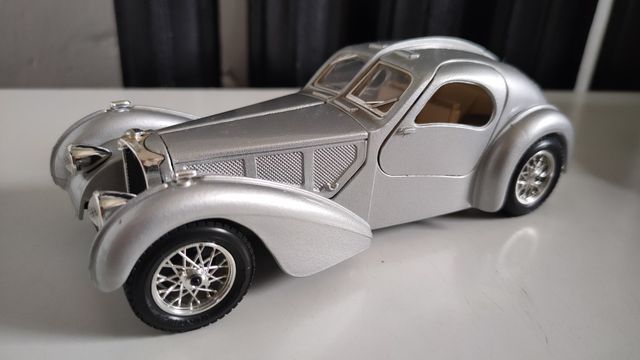 Skala 1:24 Bburago Made In Italy BUGATTI ATLANTIC 1936 .