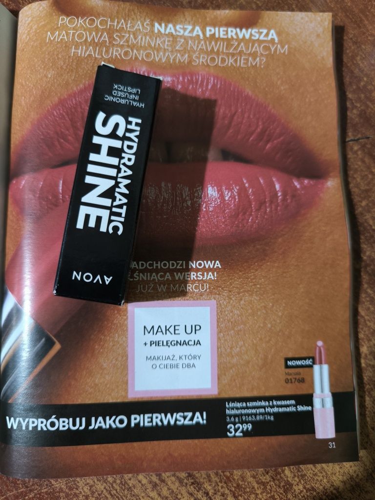 Avon Lśniąca szminka z kwasem hialuronowym