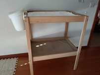 Muda fraldas IKEA com acessórios