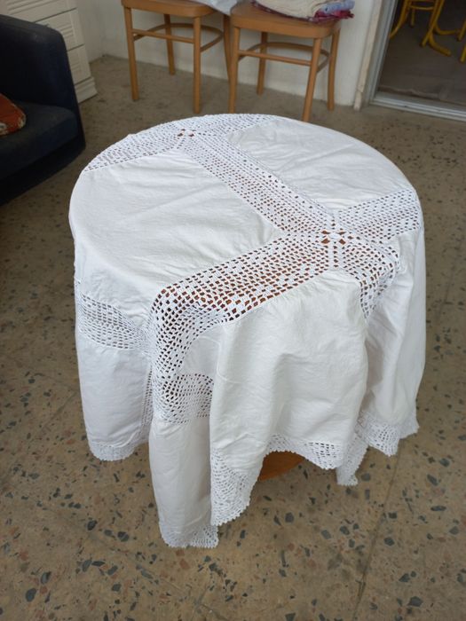 Toalha branca em linho com entremeios em crochet