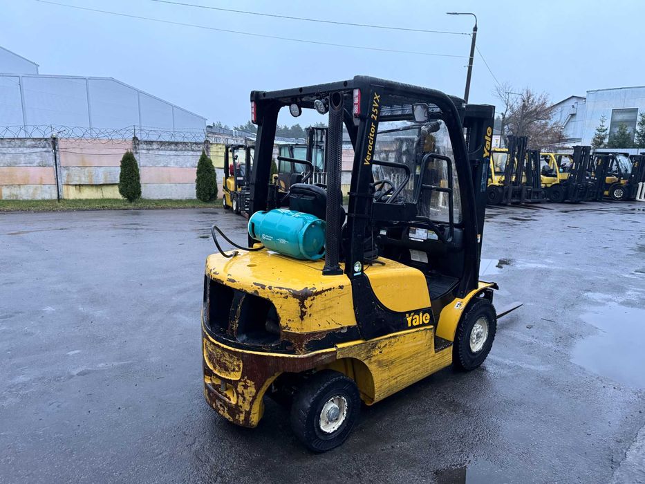 Навантажувач вилковий YALE GLP25VX