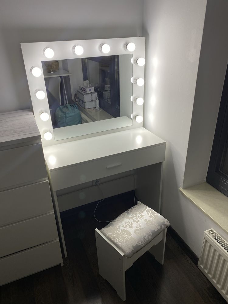 Toaletka kosmetyczna z LED oświetleniem lustro do makijażu biurko