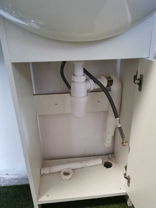 Szafa łazienkowa z umywalką i bateria