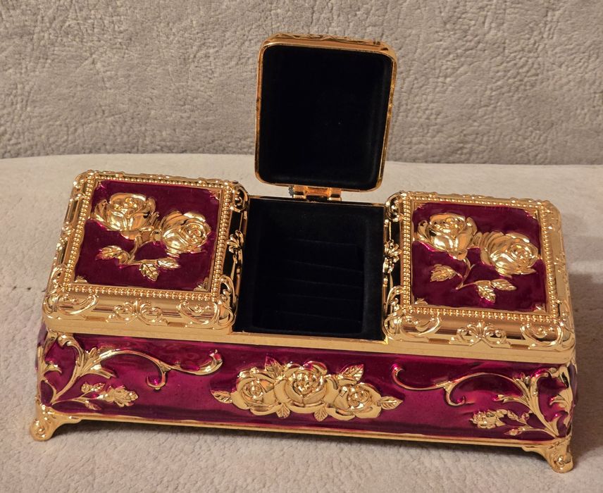 Piękna bogatozdobiona szkatułka włoska w stylu Faberge St.Petersburg.